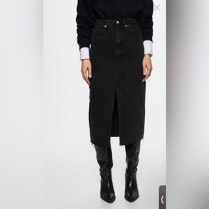 Super chic Slit denim skirt 🍸